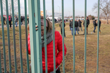 «Смертовбивство. І піти звідти неможливо». Тисячі людей днями стоять в чергах на прикордонних пунктах, щоб врятуватися від війни в Україні